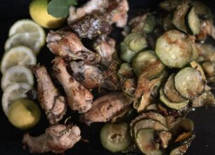 Ali di pollo con zucchine e cipolle