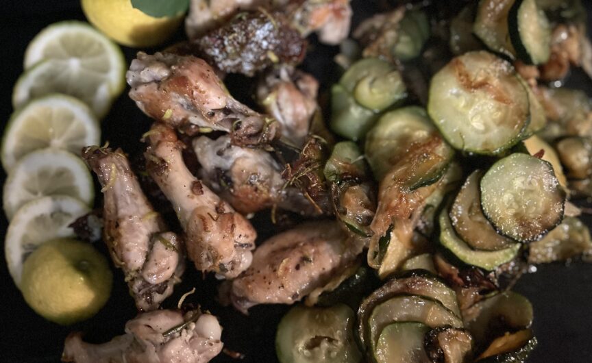 Ali di pollo con zucchine e cipolle