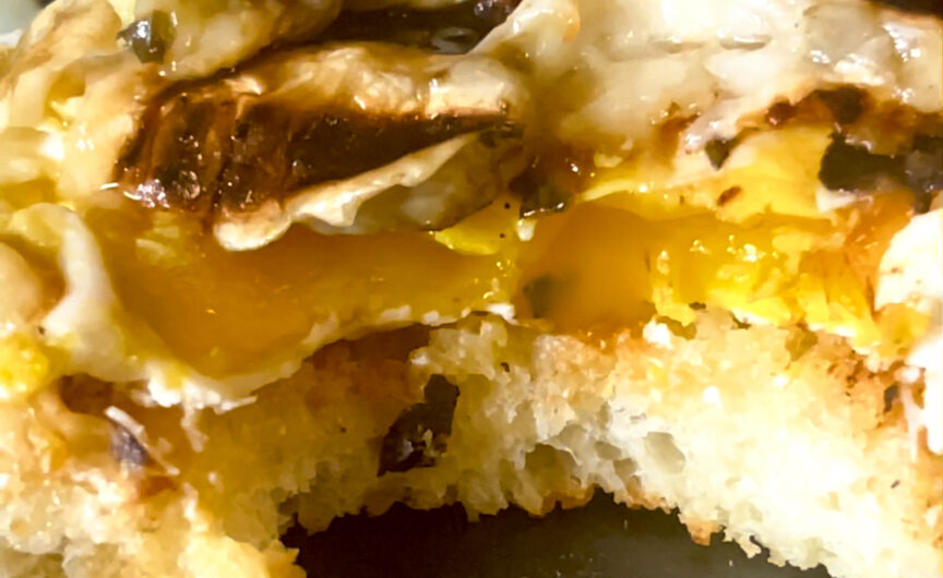 Pane tostato con uova e melanzane