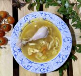 Zuppa di pollo con tagliatelle fatte a mano