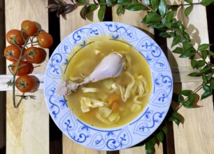 Zuppa di pollo con tagliatelle fatte a mano