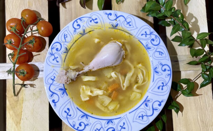 Zuppa di pollo con tagliatelle fatte a mano