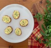 Bruschetta con crema di uova e rosmarino