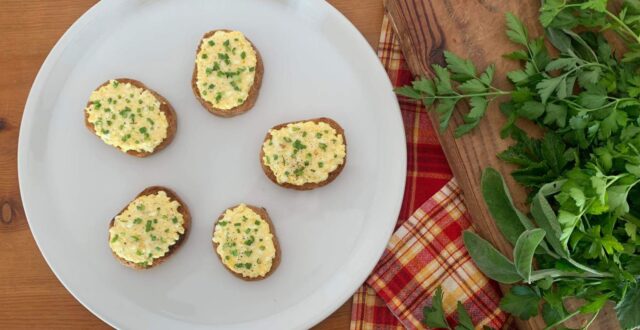 Bruschetta con crema di uova e rosmarino