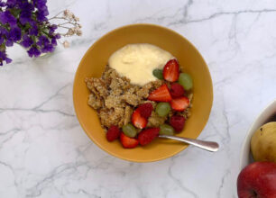 Scramble di avena con banane, uova e yogurt