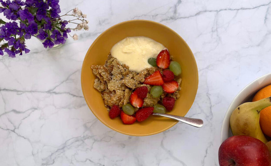 Scramble di avena con banane, uova e yogurt