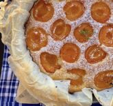 Goditi la dolce sinfonia: torta di albicocche e caramello