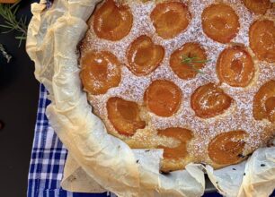 Goditi la dolce sinfonia: torta di albicocche e caramello
